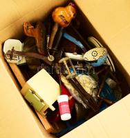 Egy doboznyi vegyes régiség, közte érdekes, értékes darabokkal.