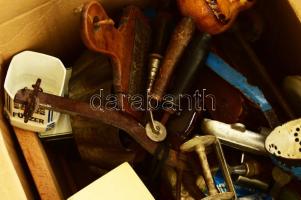 Egy doboznyi vegyes régiség, közte érdekes, értékes darabokkal