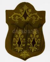 cca 1900 Szecessziós kefetartó, hímzett posztó, két keféhez, sérüléssel, javítással, 34x23 cm