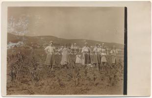 1935 Alsójára, Jára, Iara de Jos; földműves asszonyok és gyerekek / peasant women and children. photo (felületi kopás / worn surface)
