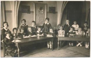 Brassó, Kronstadt, Brasov; gyerekek az iskolapadban. Foto Greiner / children at school. photo (ragasztónyom / glue marks)