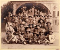 cca 1920-1930 Cserkészcsapat. Fotó Gerenday Arthur újpesti műterméből, kartonon, hátoldalon aláírásokkal, 17x20,5 cm