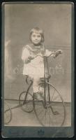 Kislány triciklin. Budapest Gergely S. műteremből származó kabinetfotó 11x21 cm sérüléssel