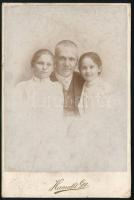 Családi fotó Hamedli Gyula pécsi műteremből származó kabinetfotó 11x17 cm