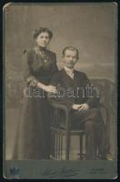 Családi fotó Uray János Arad műteremből származó kabinetfotó 11x17 cm