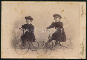 Kislányok triciklin Lojanek János Nagyvárad műteremből származó kabinetfotó 11x21 cm