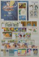 Szép színes tartalmas vegyes külföldi modern anyag 30 lapos jó A4 Lindner berakóban nagyon sok tenge...