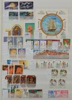 Szép színes tartalmas vegyes külföldi modern anyag 30 lapos jó A4 Lindner berakóban nagyon sok tenge...