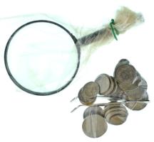 Vegyes külföldi forgalmi- és emlékérme tétel, mintegy ~300g súlyban, közte NDK 1972-1975. 10M (2xklf) + 20M + Lengyelország 1974. 20Zl, stb. +1db nagyító (185mm) +1db csipesz T:vegyes Mixed lot of foreign circulation- and commemorative coins (about ~300g), including GDR 1972-1975. 10 Mark (2xdiff) + 20 Mark + Poland 1974. 20 Zlotys, etc. +1pc magnifier (185mm) +1pc clips T:mixed