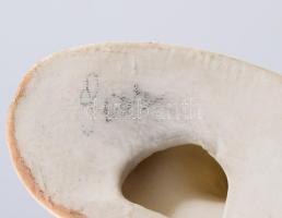 3 darab gyermek porcelán figura, közte német, Lippelsdorf, stb, m: 13 cm alatt