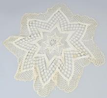 4 db régi terítő, horgolt, hímzett, stb d: 60 cm ig