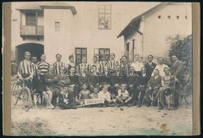 cca 1920 A Törekvés sportrolóinak csoportképe, kartonra ragasztott fotó, foltos, 17×23 cm