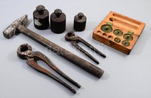 vegyes régi szerszámok és súlyok