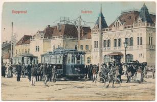 Nagyvárad, Oradea; indóház, vasútállomás, villamosok, fiú kerékpárral / railway station, trams, boy ...
