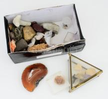 Egy doboznyi vegyes ásvány gyűjtemény: jáspis, achát, ametiszt, kövirózsa, stb. + egy kis réz malac