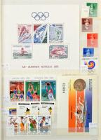 Szép színes tartalmas vegyes külföldi modern anyag 30 lapos A4 berakóban sok tengerentúlival, benne teljes sorok és blokkok, kisívek, nagyon jó motívum kiadásokkal (Mi EUR 2.300.-) Világgyűjtőnek vagy továbbadásra ajánljuk.