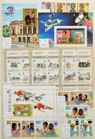 Szép színes tartalmas vegyes külföldi modern anyag 30 lapos A4 berakóban sok tengerentúlival, benne ...