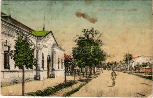 1930 Galánta, Kossuth Lajos tér, Községháza. Vasúti levelezőlapárusítás 323. / street view, town hall (szakadás / tear)