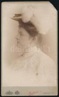 1906 Hölgyportré, keményhátú fotó Strelisky budapesti műterméből, sérült, 21×13 cm