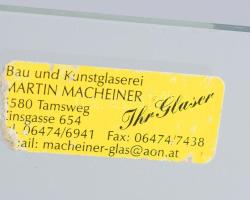 Iparművész üveg asztaldísz, részben anyagában színezett, címkével jelzett, kis pattogzással, 29x21 c...