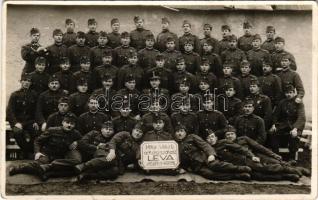 1939 Léva, Levice; M. kir. 1/III. h.b. zlj. árkász szakasz 1938. XI. 13. - 1939. I. 29. Magyar katonák csoportja, bevonulás után. Hátoldalon nevek és aláírások / after the entry of the Hungarian troops, group of soldiers, names and signatures on the backside. Foto Rusznák photo (kopott sarkak / worn corners)