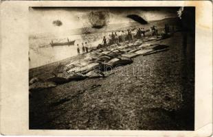 Adria, halászok, kifogott halak a parton / Adriatic Sea, fishermen, caught fish on the shore. photo (fl)