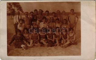 Ismeretlen település, fürdőzők csoportképe. photo (EB)