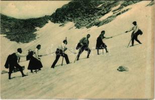 Tátra, Magas-Tátra, Vysoké Tatry; Sedlo Váha / Hunfalvy-hágó, hegymászók, téli sport / mountain climbing in the High Tatras, winter sport (EK)