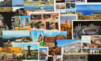 Kb. 1500 db MODERN színes külföldi város képeslap egy dobozban, főleg Európa, de sok Európán kívüli ország, pl. USA, Kanada, Kuba, Mexikó (1950-2000) / Cca. 1500 modern coloured foreign town postcards in a box, mainly from Europe, but also from outside Europe e.g. USA, Canada, Cuba, Mexico