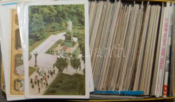 600 db modern képeslap cipős dobozban