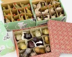 48 darab jáde figura dobozokban, béka, nyúl, tyúk, m: 5 cm alatt