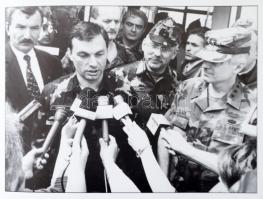 Kisfaludi István: Délúton. Fotókönyv. Cegléd, 2000, Gerjepart, kartonált egészvászon kötés, papír vé...