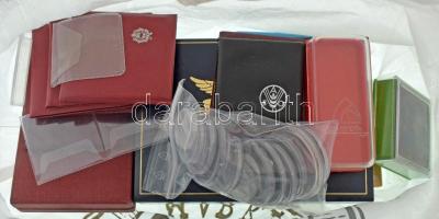 Kis zacskónyi kellék tétel üresen, benne 12db különféle érem- / érmetartó, közte több Pénzverős műbőr tok + közte USA műbőr érmetartó (4db 1/2$-os számára) + 1db kitüntetés doboz + 14db különböző méretű kapszula T:vegyes, mindegyik üres!