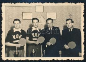 cca 1940 Újvidéki asztalitenisz csapat, fotó, 6x9 cm