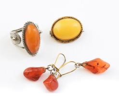 3 db régi borostyán gyűrű és bross 2,5 cm-ig