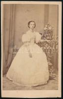 cca 1860-1870 Fiatal hölgy egészalakos portréja, vizitkártya Mayer György fényképíró pesti műterméből, 10x6,5 cm