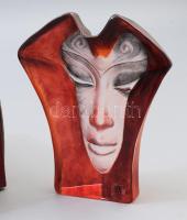 Mats Jonasson (svéd, 1945-): Ólomkristály asztaldísz a Maszk sorozatból, színezett, címkével és grav...