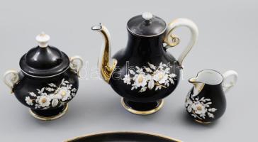 Teás készlet ás tálca. (Fischer?) XIX. sz., kézzel festett, jelzés nélkül, kisebb hibákkal. Tál: 42 ...