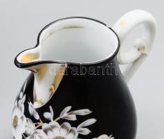 Teás készlet ás tálca. (Fischer?) XIX. sz., kézzel festett, jelzés nélkül, kisebb hibákkal. Tál: 42 ...