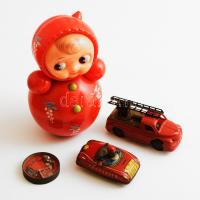 Régi játékok: Keljfeljancsi, két lemezáru játékautó, cicás játék.