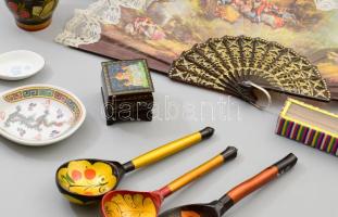 Vegyes bolha tétel: legyezők, fa és porcleán kanalak, lakkozott fa orosz dísztárgyak