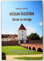V. Molnár Zoltán - Kovács Géza: Kistájak ölelésében. Sárvár és térsége. Szombathely, 2012, MG Kereskedelmi és Szolgáltató Bt., 94+(2) p. Gazdag képanyaggal illusztrálva. Magyar, német és angol nyelven. Kiadói kartonált papírkötés.
