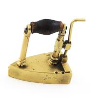 Réz kis vasaló, fa fogója kijár. 8x9 cm