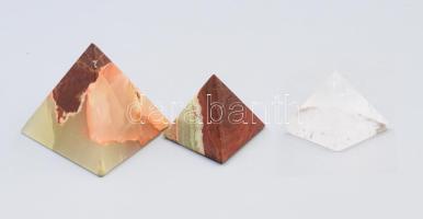 3 db achát és hegyi kristály piramis, az egyiken apró sérülés, 9 cm-ig.
