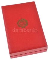 1957. "Szocialista Munkáért Érdemérem" zománcozott fém kitüntetés mellszalagon, tokban T:A...