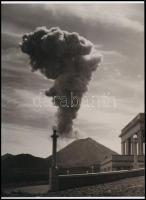 1934. december 9. Új-Zéland, a Ngauruhoe-hegy-kitörése, Carl Risberg felvétele, 1 db modern nagyítás, jelzés nélkül, 21x15 cm