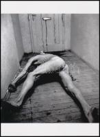 cca 1966 Günter Brus (1938-2024) osztrák művész, a bécsi akcionizmus képviselőjének performansza, 1 db modern nagyítás, jelzés nélkül, 21x15 cm