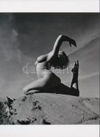 cca 1954 André de Dienes (korábban Ikafalvi-Dienes Andor György) (1913-1985) magyar -amerikai fotóriporter és fotóművész felvétele (Élő szobor), 1 db modern nagyítás, jelzés nélkül, 21x15 cm