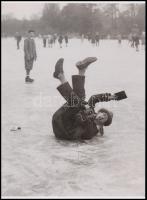 cca 1930 Vélhetően Munkácsi Márton (1896-1963) magyar - amerikai fotóriporter fényképez a jégpályán, 1 db modern nagyítás, jelzés nélkül, 21x15 cm