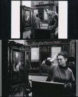 cca 1951 Párizs, Doisneau, Robert (1912-1994) francia fotóriporter és fotóművész performansza (Spontán reakciók a kirakatban levő aktfestmény láttán), 5 db modern nagyítás, jelzés nélkül, 15x21 cm és 10x15 cm